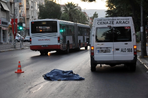 Karşıdan karşıya geçen yaşlı adama minibüs çarptı