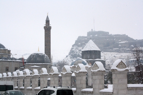 Kars'ta kış çetin geçiyor, çatılarda buz sarkıtları tehlike saçıyor