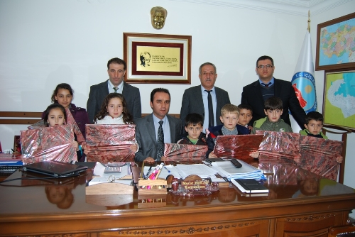Kaymakam Erkan'dan öğrencilere ödül