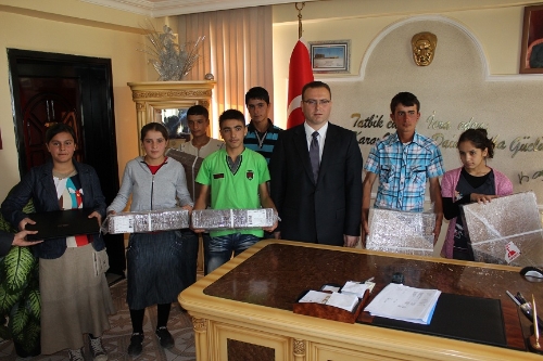 Kaymakam, fen lisesine giren öğrencileri dizüstü bilgisayarla ödüllendirdi