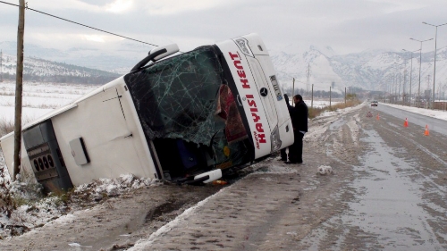 Kayseri'de yolcu otobüsü şarampole devrildi