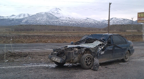 Kayseri'deki trafik kazasında üç kişi yaralandı