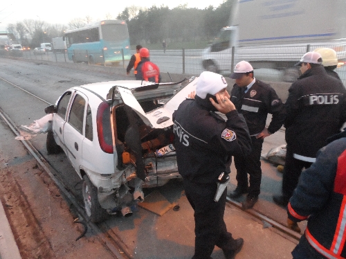 Kaza yapan araçlar tramvay durağına girdi: 2 yaralı