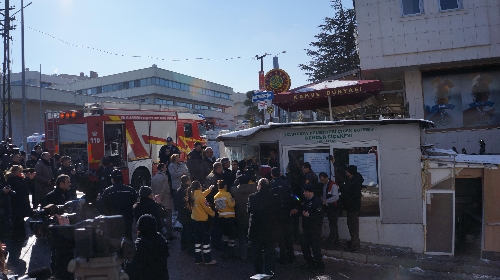 Kendilerini kilitledikleri büfede yakmak isteyen çift, güçlükle ikna edildi