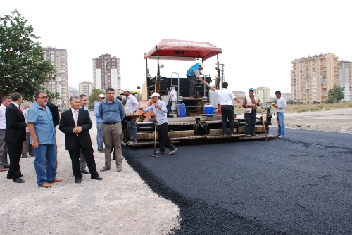 Kentsel dönüşümle alt yapısı tamamlanan semtlerin yolları asfaltlanıyor