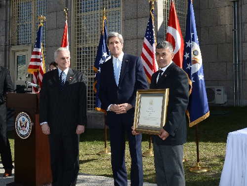 Kerry, terör saldırısında ölen Akarsu'yu anma törenine katıldı
