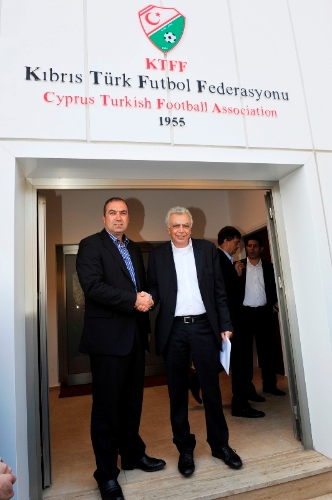 Kıbrıs Türk ve Rum Futbol Federasyon yetkilileri bir araya geldi