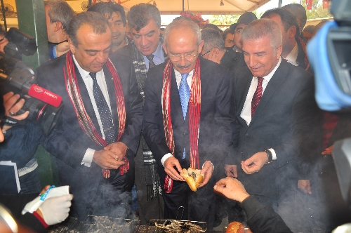 Kılıçdaroğlu, İzmir'de hamsi şölenine katıldı