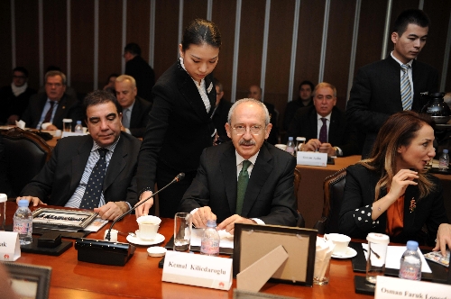Kılıçdaroğlu, tablet bilgisayarda yarış oyunu oynadı
