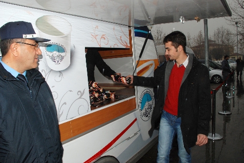 Kılıçdaroğlu'nun tazminatı öğrencilere sucuk oldu
