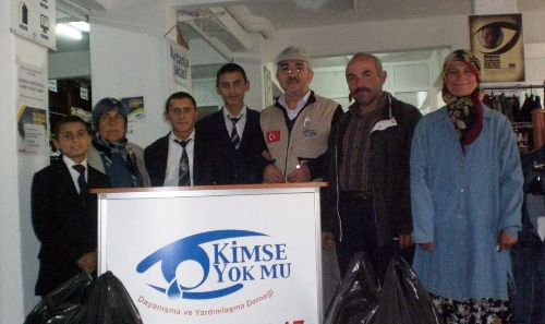 Kimse Yok Mu Derneği'nden evi yanan aileye giysi ve gıda yardımı