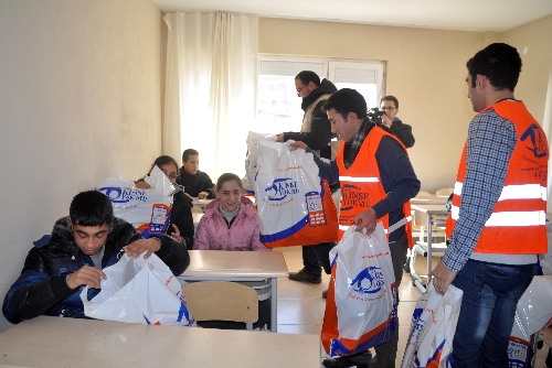 Kimse Yok Mu Derneği'nin giysi yardımı çocukları ısıtacak