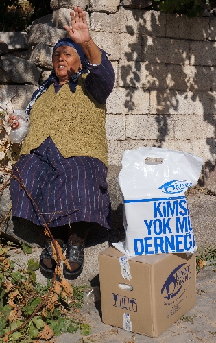 Kimse Yok Mu, Hasan Dede'de yardım dağıttı; Alevi dedesinin duasını aldı