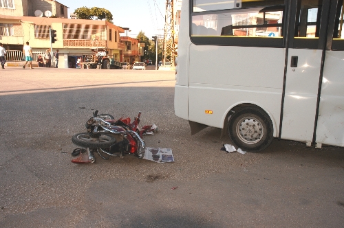 Kırmızı ışıkta geçen motosiklet sürücüsü ağır yaralandı
