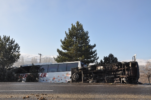 Kırşehir'de buzlanma nedeniyle zincirleme trafik kazası: 12 yaralı