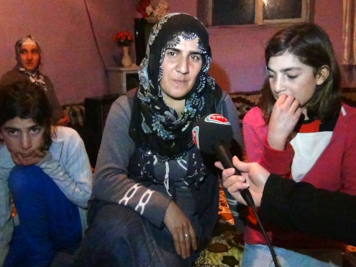 Kız çocukları için sokak sokak geziyorlar
