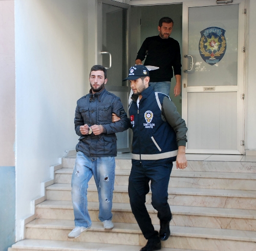 Kız meselesi yüzünden sorun yaşadığı arkadaşının babasını yaraladı