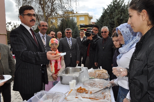 Kız yetiştirme yurdu öğrencileri Suriyeli kardeşleri için kermes düzenledi