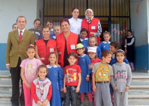 Kızılay'dan ilköğretim öğrencilerine bayram kıyafeti