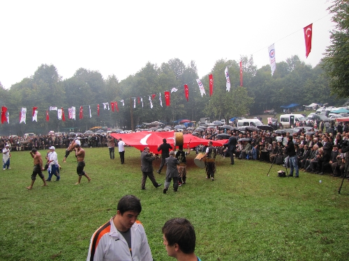 Kızılelma'daki yağlı güreşler yağmura rağmen büyük ilgi gördü
