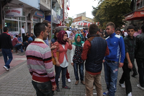 'Kızlar bayramı' renkli görüntülere sahne oldu