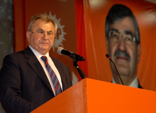 KKTC'de iktidar partisindeki liderlik koltuğunu İrsen Küçük güçlükle korudu