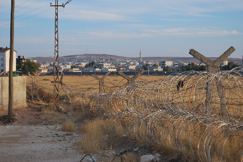 Kobani'de terörist cenazesi için havaya ateş açılınca, tanklar harekete geçti