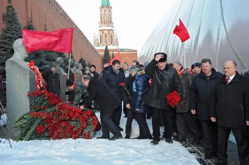 Komünistler Stalin için Kızıl Meydan'da