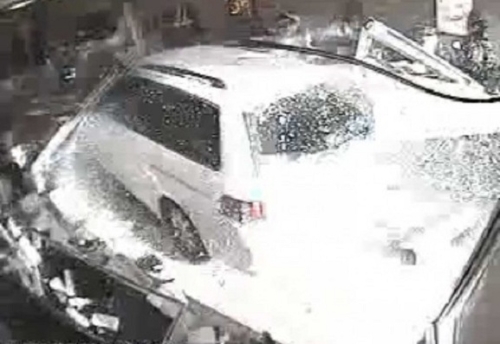 Kontrolden çıkan araç kuyumcuya böyle daldı