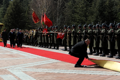 Köşkte Kral Abdullah'ı karşılamada rüzgar halıyı uçuruyordu