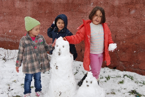 Köy yolları kapandı, kar çocuklara yaradı