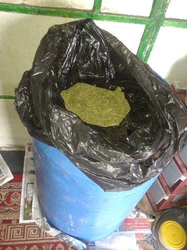 Köyde çoban kılığına giren jandarma, 16 kilo esrar ele geçirdi