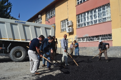 Kozan Belediyesi okul bahçelerini asfaltlıyor