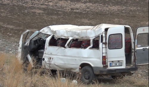 Kozan'da traktörle minibüs çarpıştı: 17 yaralı