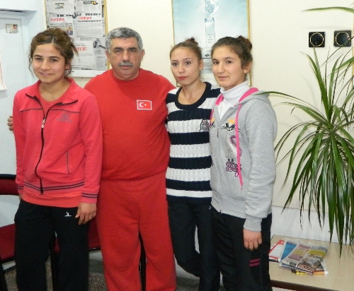 Kozanlı bayan güreşçiler Türkiye şampiyonası için Ankara'ya gitti