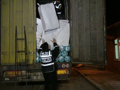 Kumaş dolu TIR'da 44 bin paket kaçak sigara yakalandı