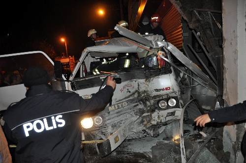 Kurtarıcı araç duvara saplandı