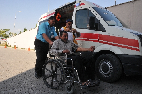 Kurumuş ağaçları keserken ayağını hızar makinesine kaptırdı