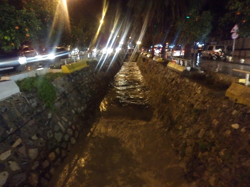 Kuşadası'nda sağanak yağış etkili oldu