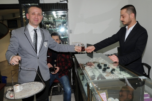Kuyumcuydu, çalıştığı iş hanında takım elbiseli çaycı oldu