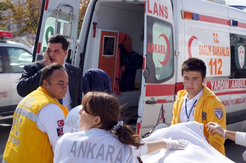 Lastiği patlayan otomobil karşı yola geçti: Bir ağır yaralı