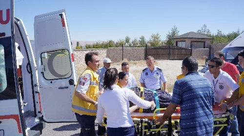 Lastiği patlayan otomobil orta refüje çarptı: 5 yaralı