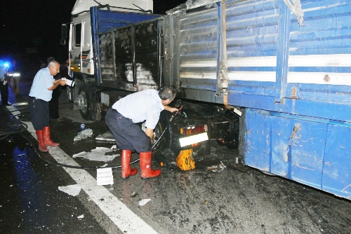 Lastiği patlayan TIR alev aldı