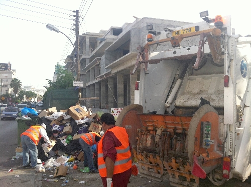 Lefkoşa'da biriken çöpleri üniversite topluyor
