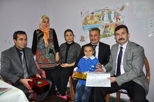 Lenf kanseri öğrenci karnesini evinde aldı