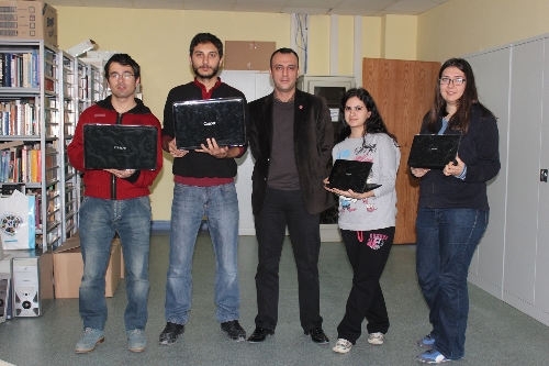 Lisans öğrencilerine ödünç notebook veriyor