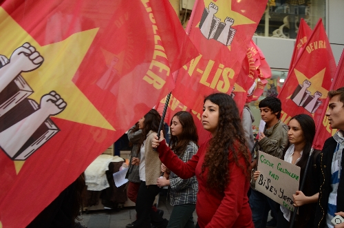 Liseli öğrenciler karne yaktı