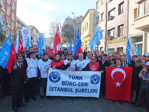 Maaş zammını protesto edip bordro yaktılar