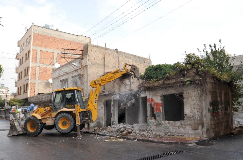 Madde bağımlılarının meskeni haline gelen ev yıkıldı