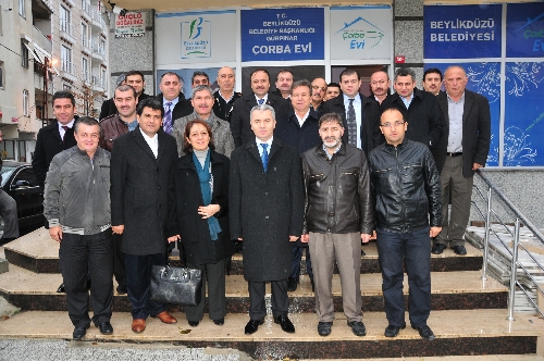 Mahalleli başkana sorunlarını çorba içerek aktarıyor